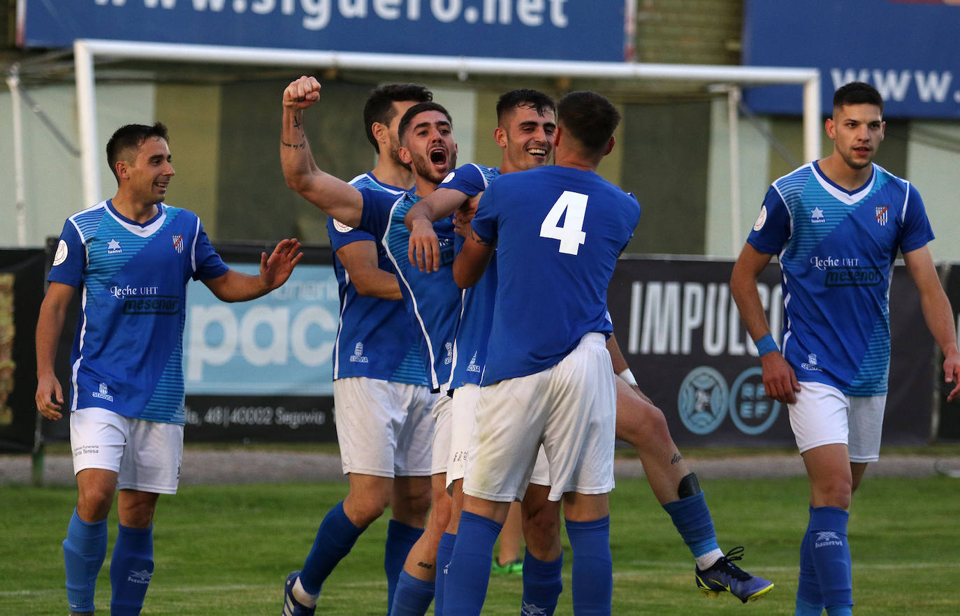 Los jugadores del Unami celebran uno de los goles marcados por Alcubilla este sábado.