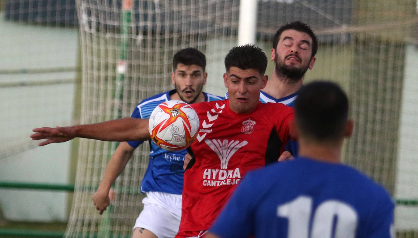 Los jugadores del Unami celebran uno de los goles marcados por Alcubilla este sábado.