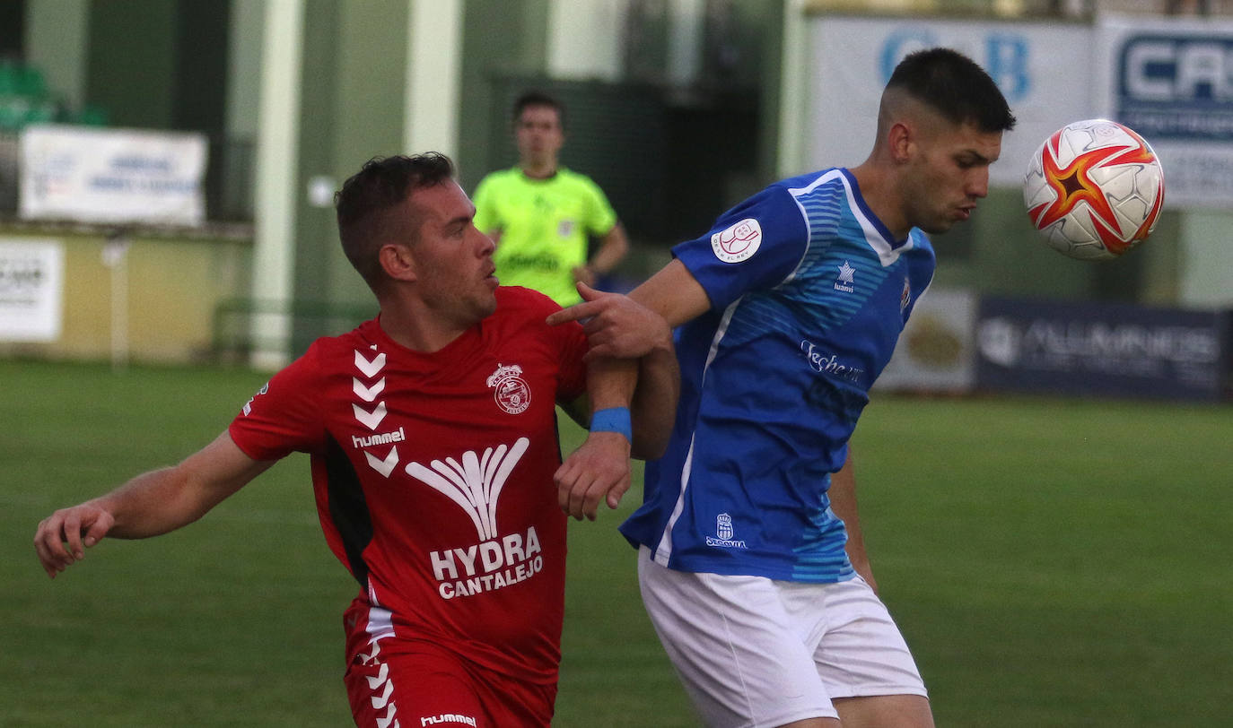 Los jugadores del Unami celebran uno de los goles marcados por Alcubilla este sábado.