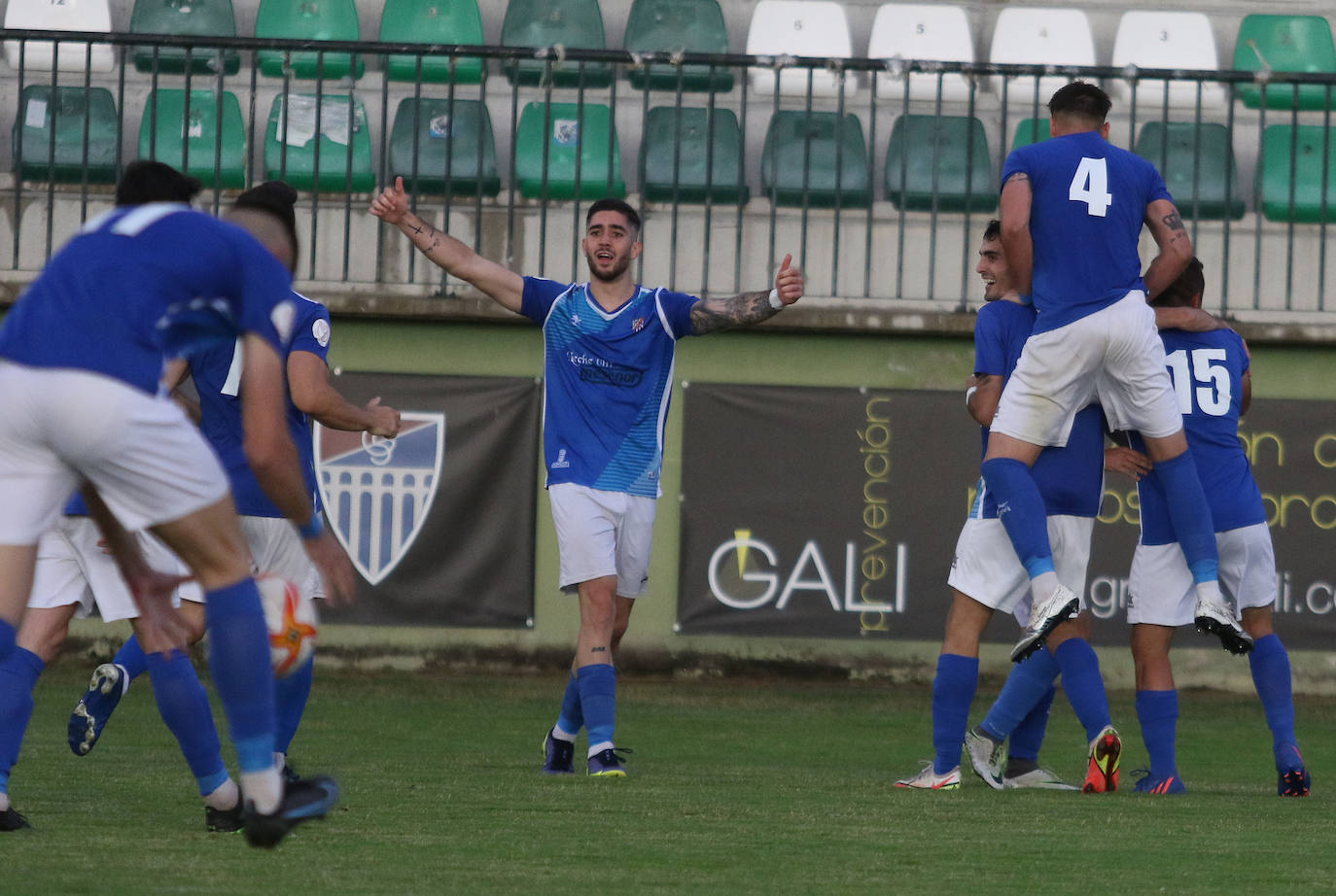 Los jugadores del Unami celebran uno de los goles marcados por Alcubilla este sábado.