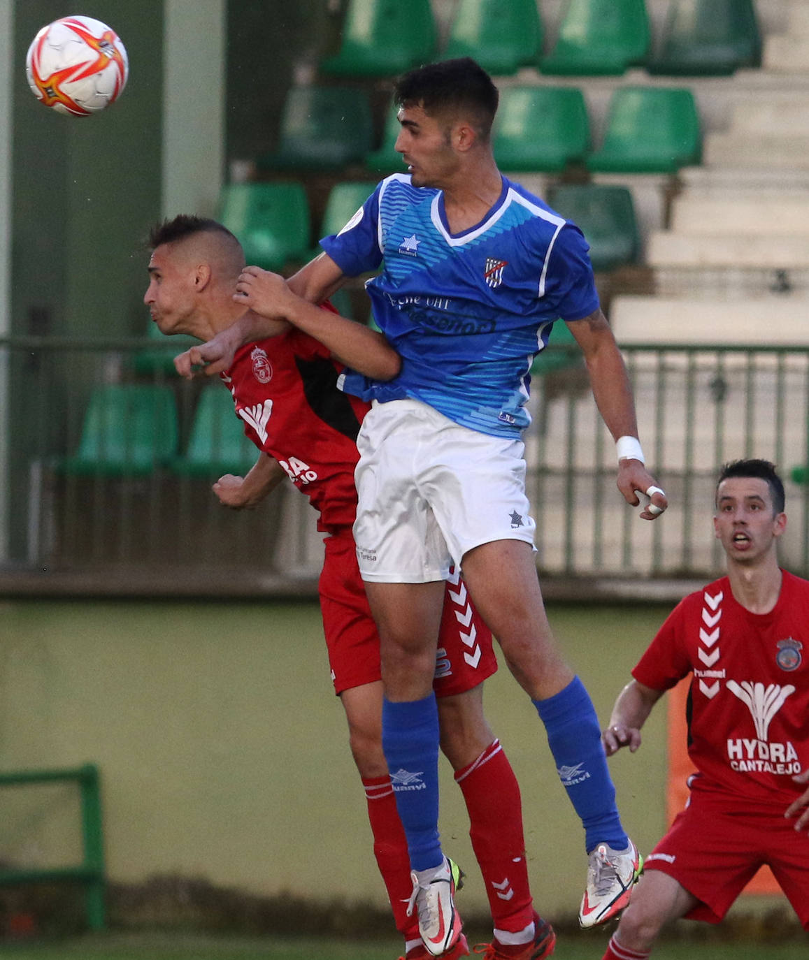 Los jugadores del Unami celebran uno de los goles marcados por Alcubilla este sábado.