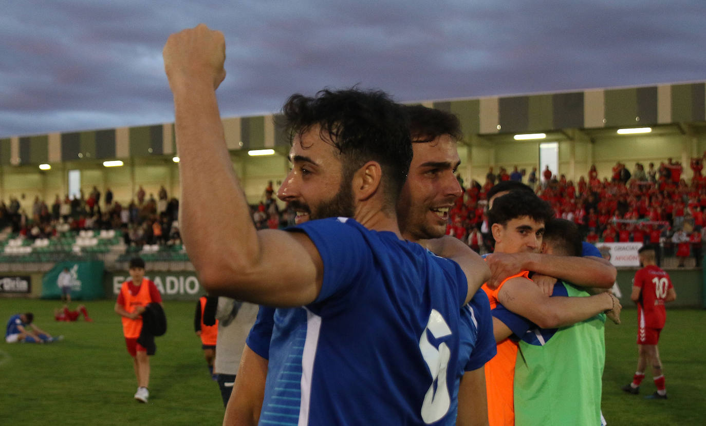 Los jugadores del Unami celebran uno de los goles marcados por Alcubilla este sábado.