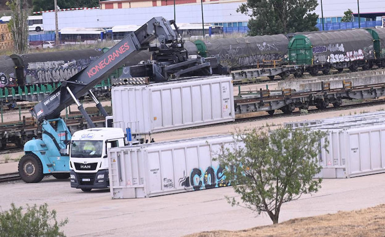 Una máquina portacontenedores carga uno en un camión en Argales.