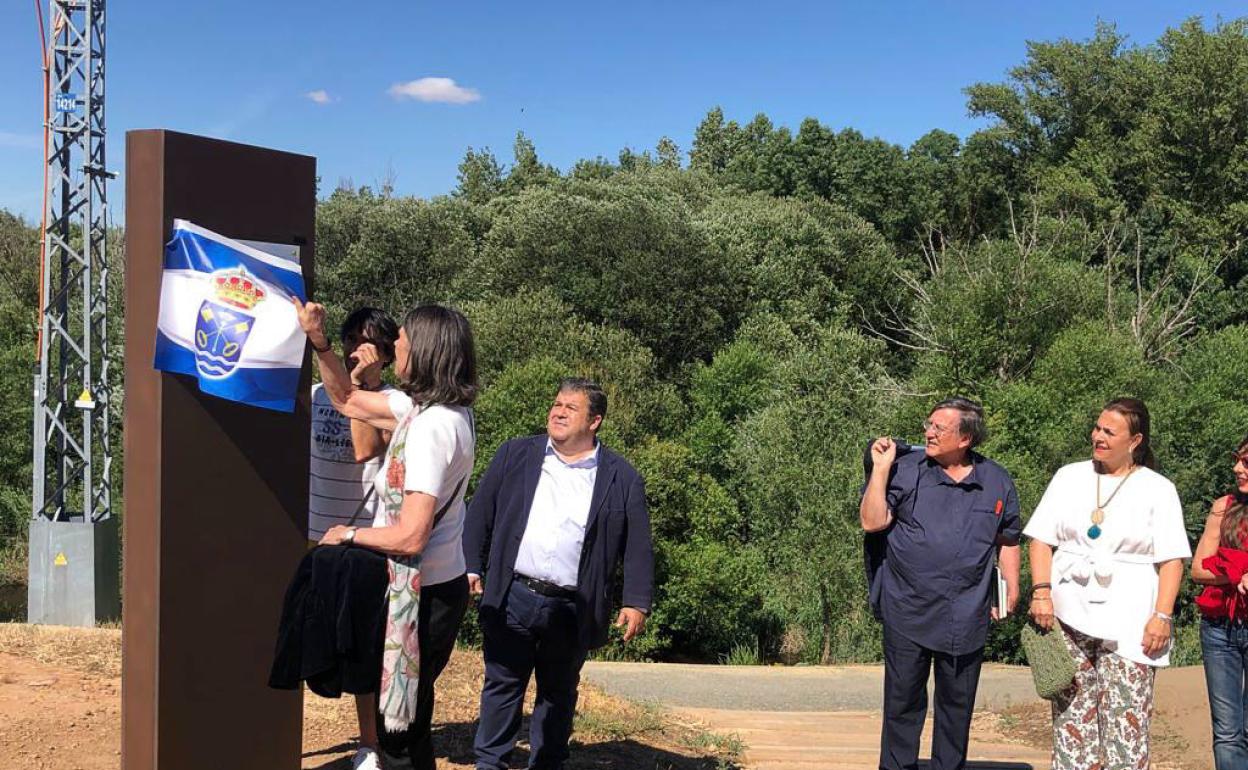 Cristina Bernis, hija del homenajeado, fue la encargada de descubrir la placa.