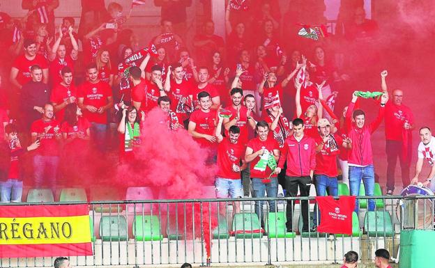 Afición del Turégano en el partido de este sábado en La Albuera. 