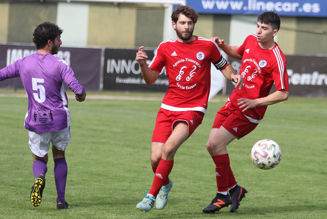 Dos rivales pugnan por un balón aéreo en la final de la Copa Delegación.