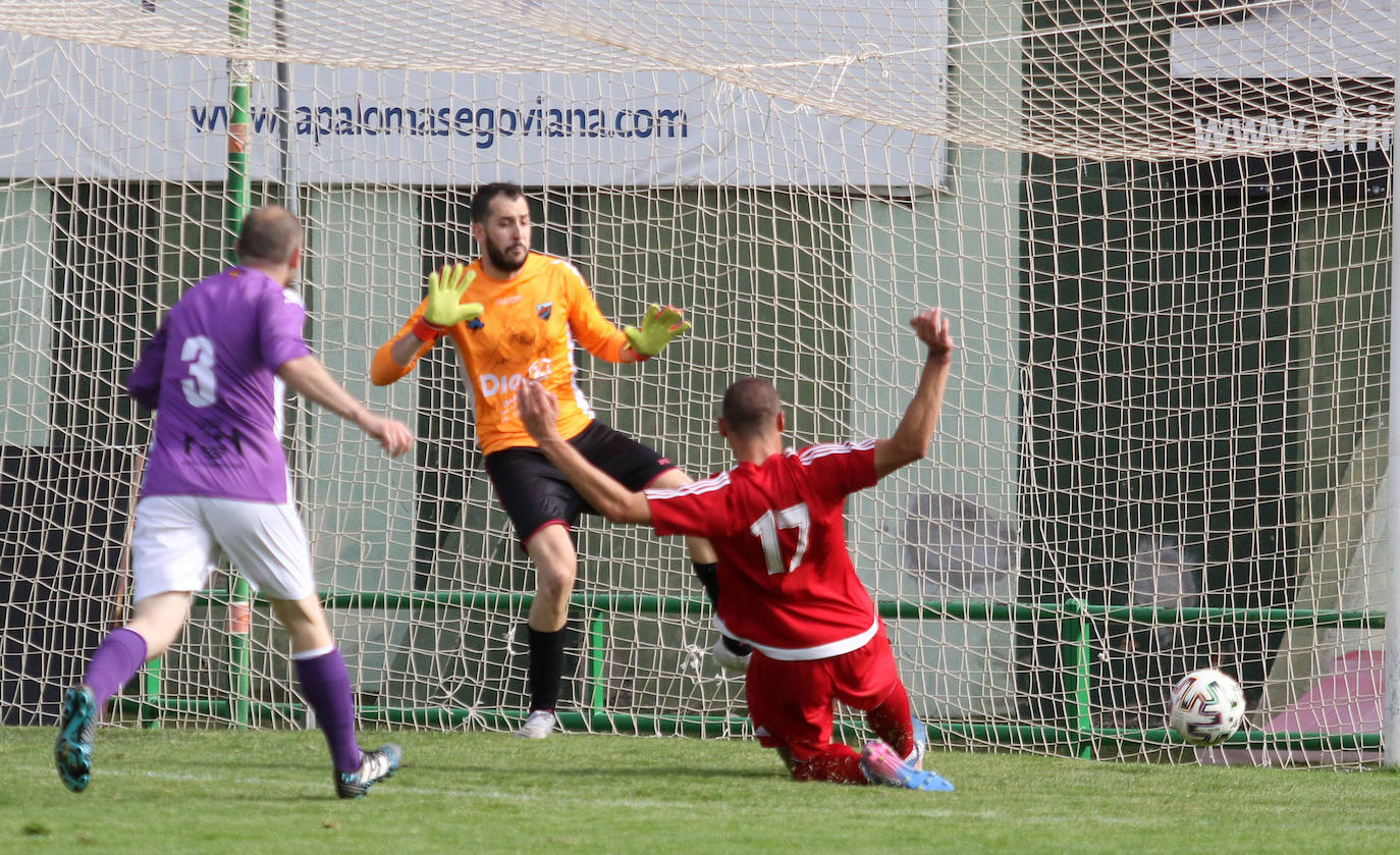 Dos rivales pugnan por un balón aéreo en la final de la Copa Delegación.