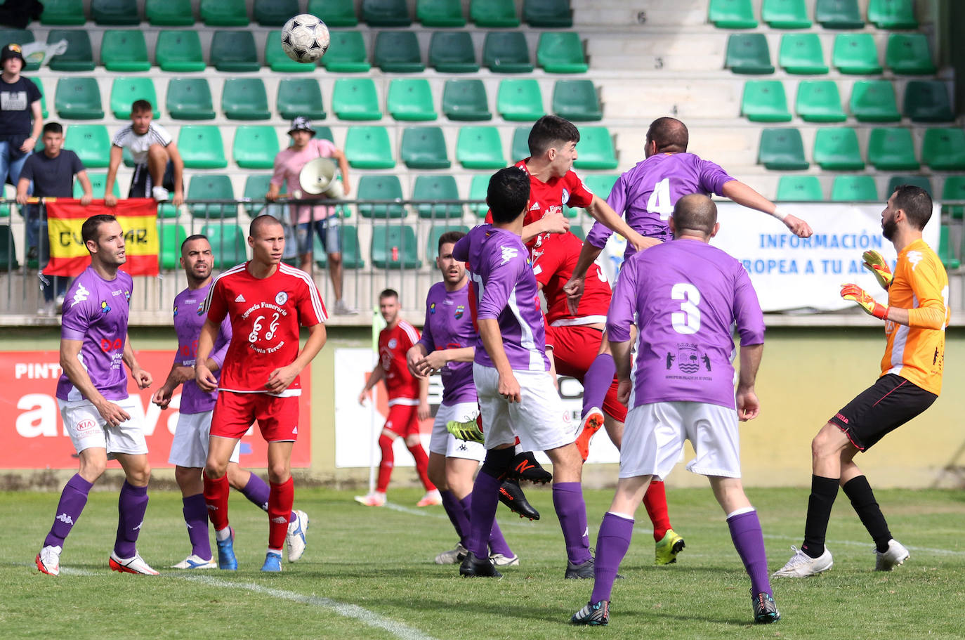 Dos rivales pugnan por un balón aéreo en la final de la Copa Delegación.