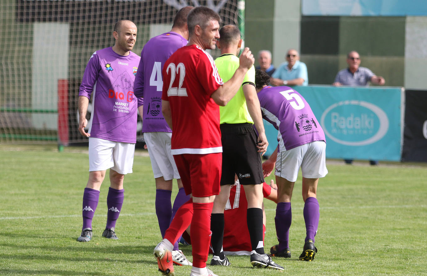 Dos rivales pugnan por un balón aéreo en la final de la Copa Delegación.