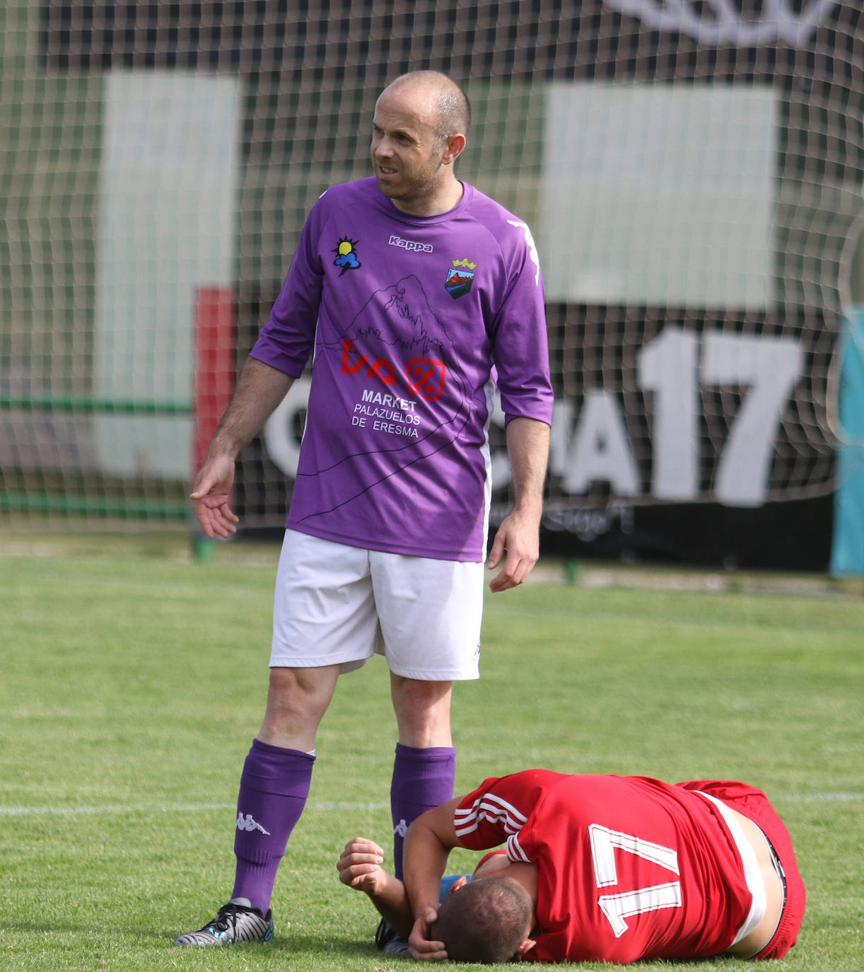 Dos rivales pugnan por un balón aéreo en la final de la Copa Delegación.