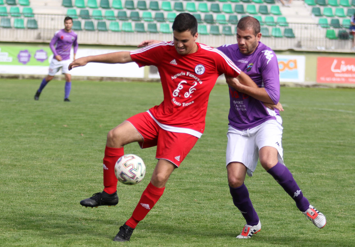 Dos rivales pugnan por un balón aéreo en la final de la Copa Delegación.