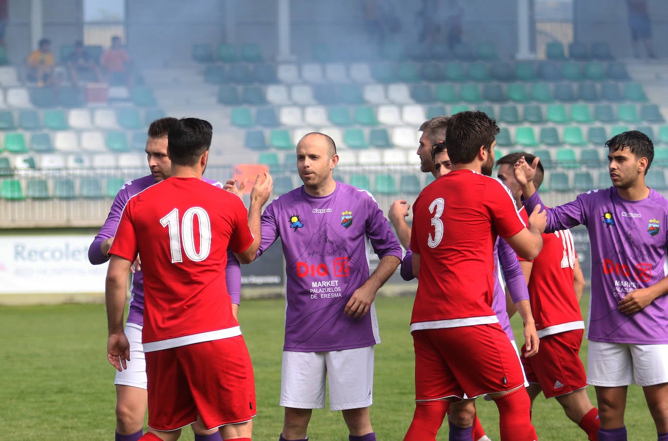 Dos rivales pugnan por un balón aéreo en la final de la Copa Delegación.