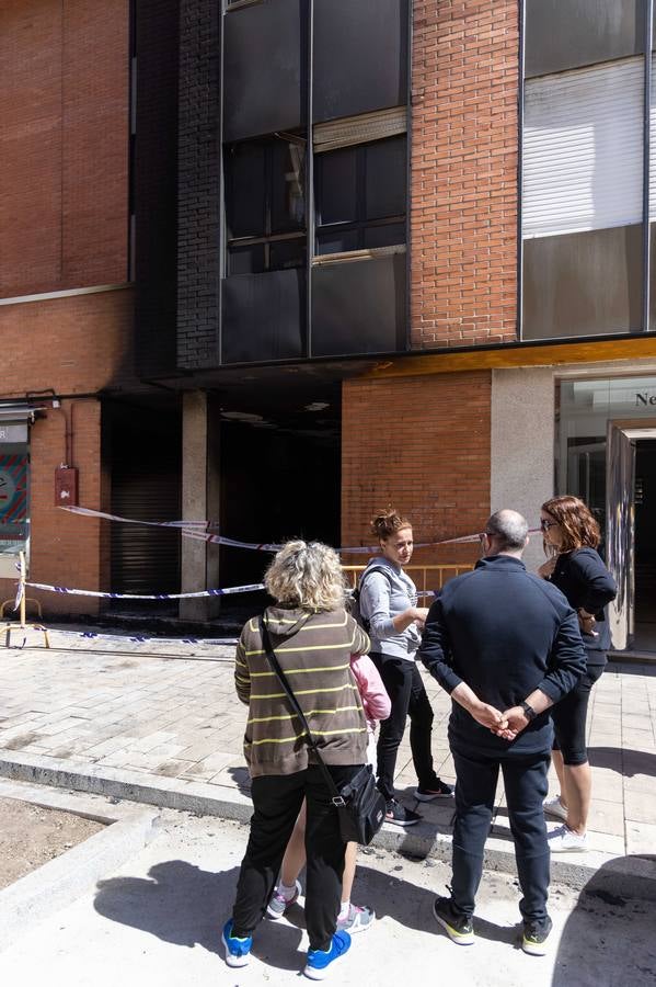 Fotos: Los bomberos desalojan un edificio en La Victoria por el incendio de las sillas de una terraza