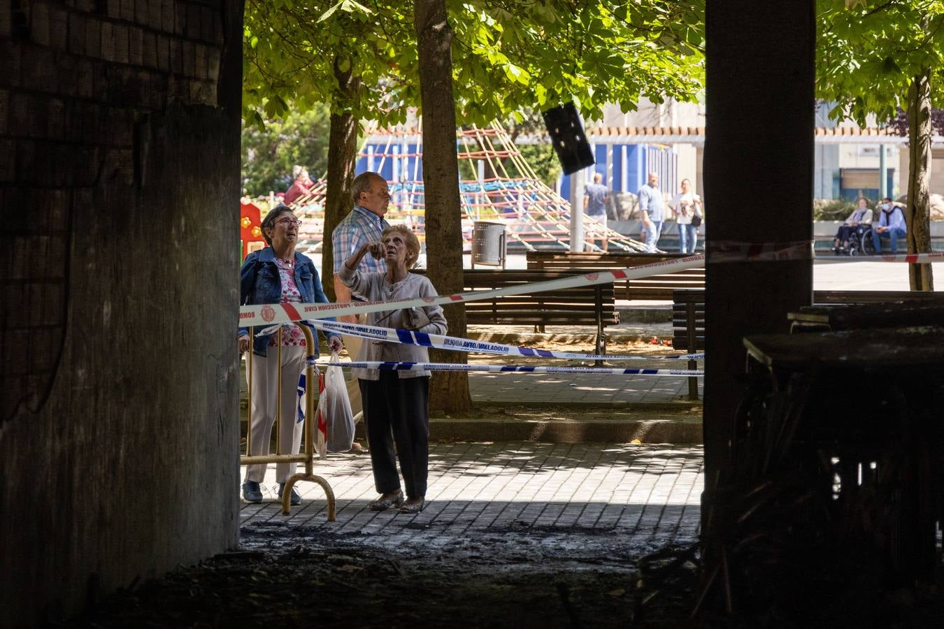 Fotos: Los bomberos desalojan un edificio en La Victoria por el incendio de las sillas de una terraza