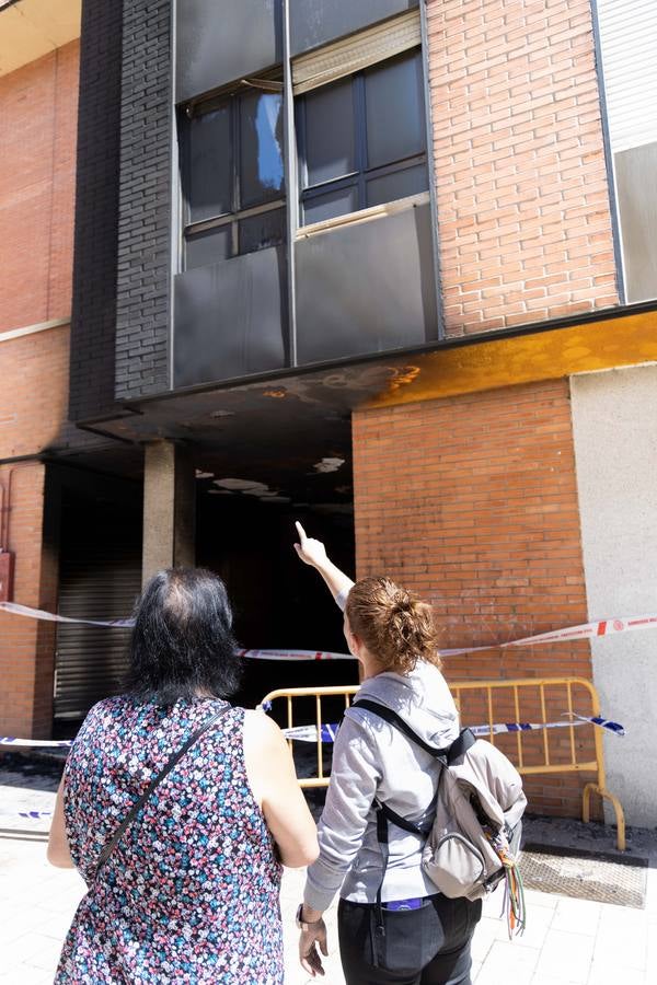 Fotos: Los bomberos desalojan un edificio en La Victoria por el incendio de las sillas de una terraza
