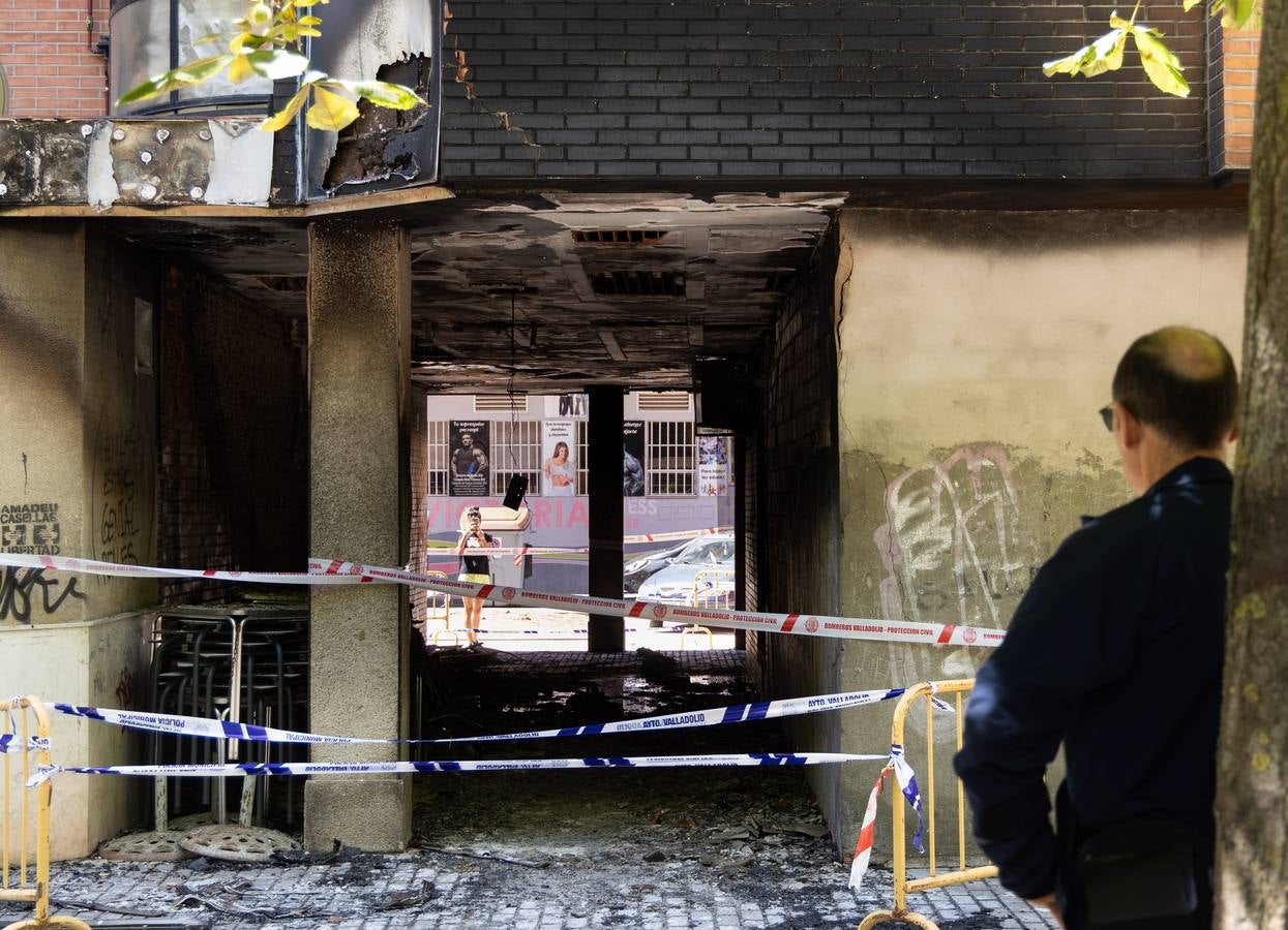 Fotos: Los bomberos desalojan un edificio en La Victoria por el incendio de las sillas de una terraza