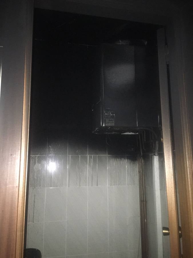 Fotos: Los bomberos desalojan un edificio en La Victoria por el incendio de las sillas de una terraza