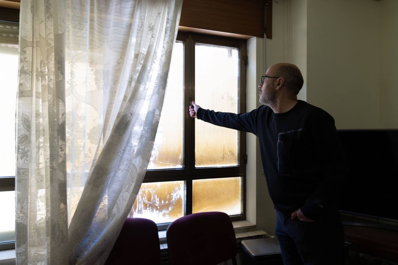Fotos: Los bomberos desalojan un edificio en La Victoria por el incendio de las sillas de una terraza