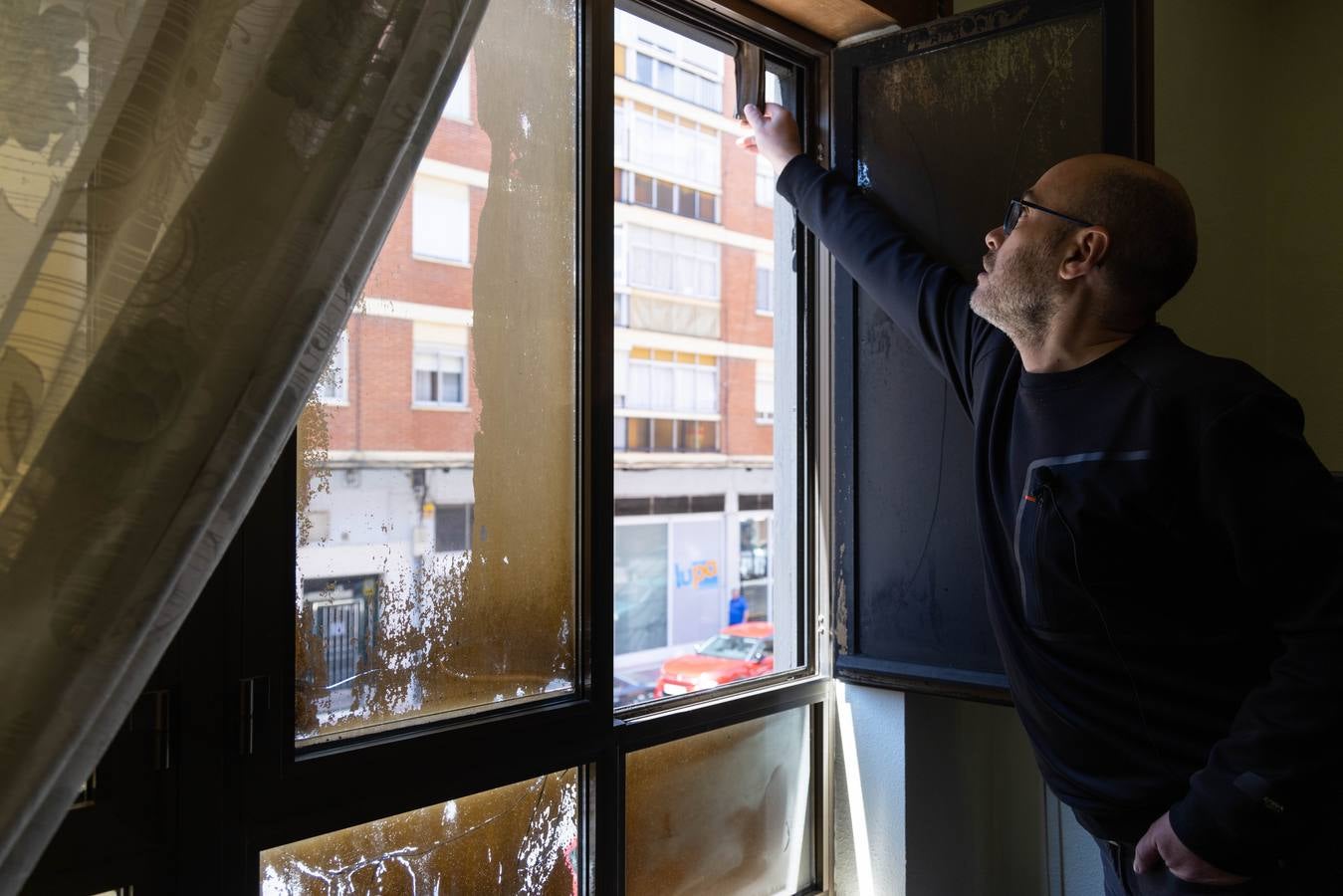 Fotos: Los bomberos desalojan un edificio en La Victoria por el incendio de las sillas de una terraza