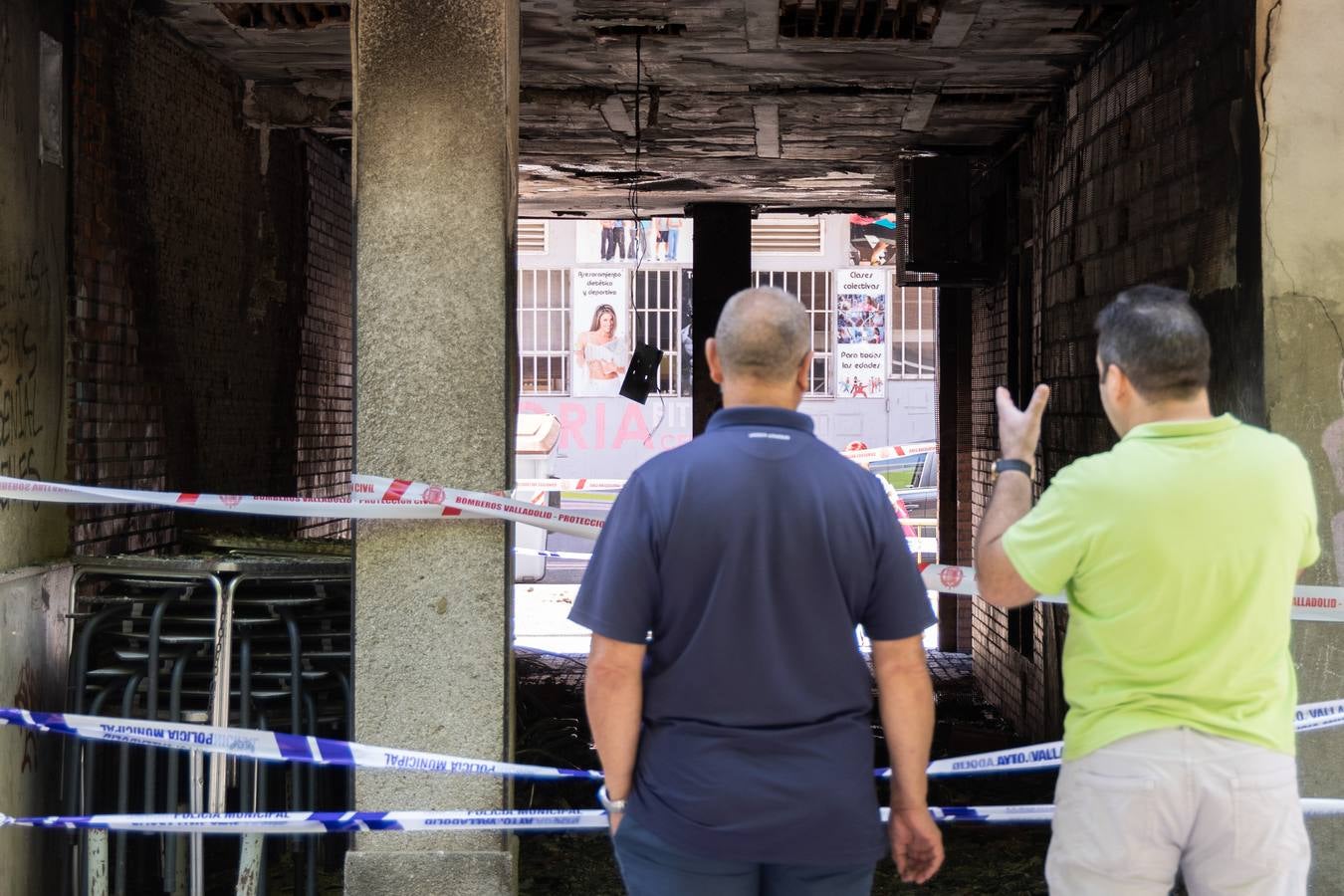 Fotos: Los bomberos desalojan un edificio en La Victoria por el incendio de las sillas de una terraza