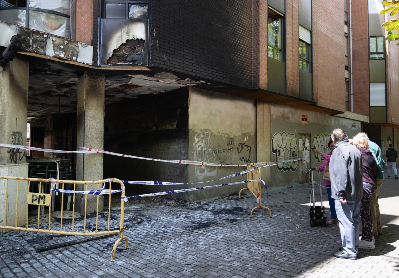 Fotos: Los bomberos desalojan un edificio en La Victoria por el incendio de las sillas de una terraza