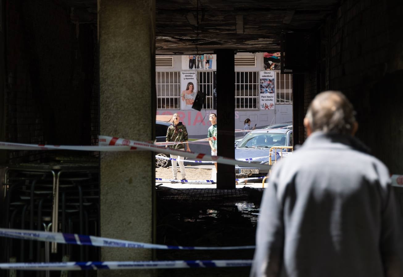 Fotos: Los bomberos desalojan un edificio en La Victoria por el incendio de las sillas de una terraza