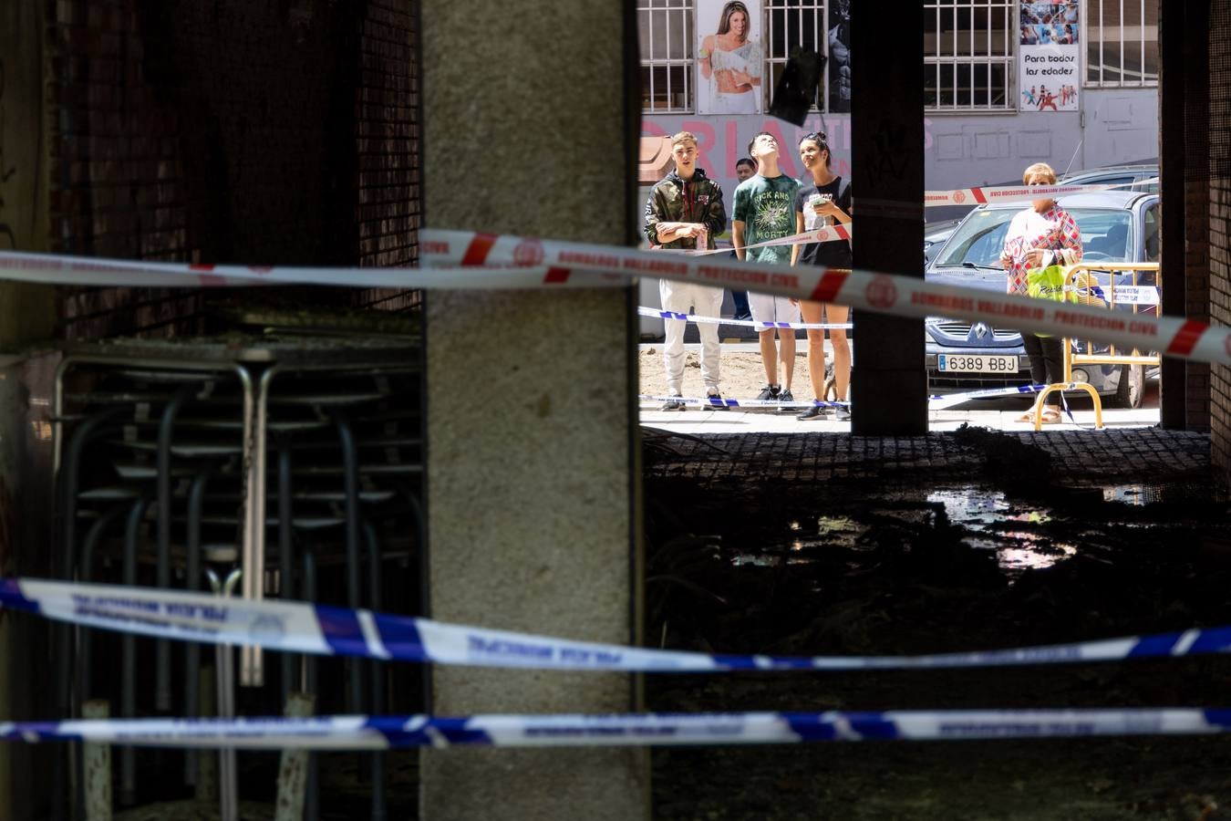 Fotos: Los bomberos desalojan un edificio en La Victoria por el incendio de las sillas de una terraza