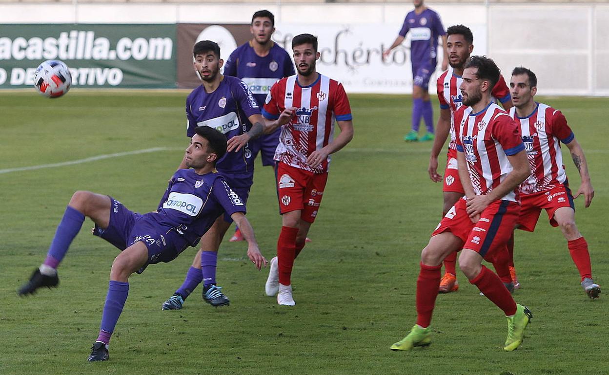 Raúl Arroyo intenta la chilena en el encuentro frente al Atlético Bembibre la pasada temporada. 