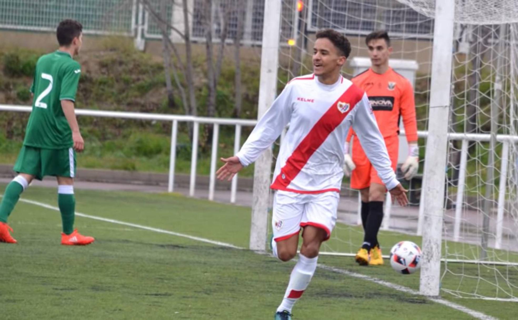 Ali Radjel vistiendo la camiseta del Rayo Vallecano. 