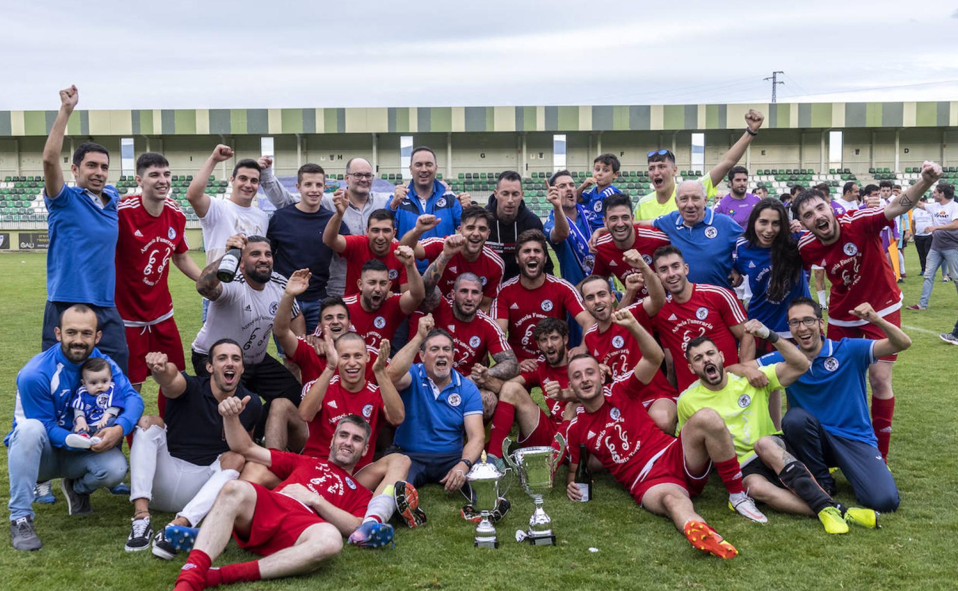 Jugadores y cuerpo técnico del Cuéllar celebran este domingo la victoria en la Copa Delegación. 