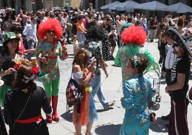 Imagen secundaria 1 - Arriba, la paella popular de Aspace. Abajo a la izquierda, participantes en el canravalito, a la derecha, grupos en la degustación populart en la Fuencisla. 