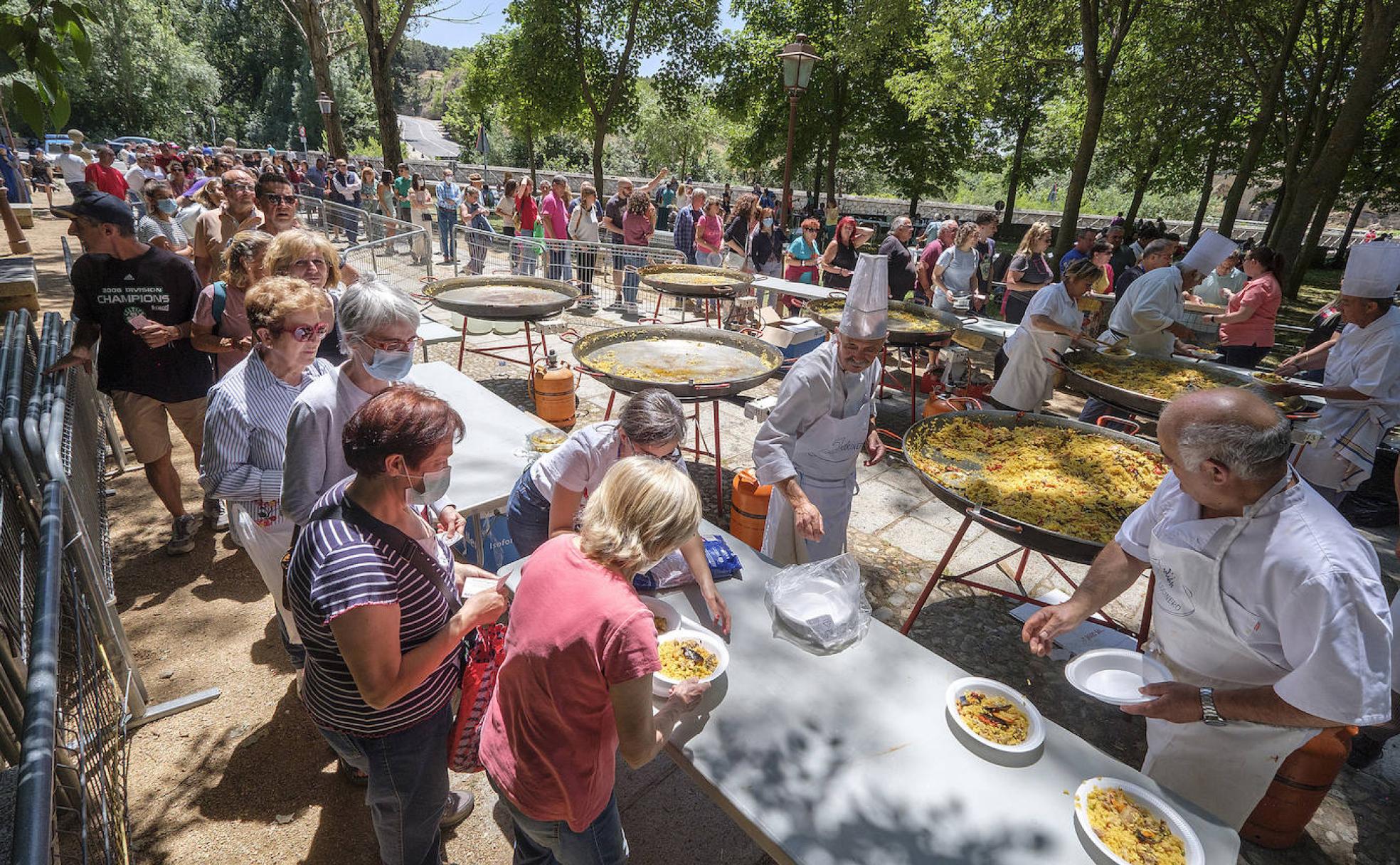 Cola de comensales para recoger su ración de paella en la comida popular organizada en la explanada de la Fuencisla. 