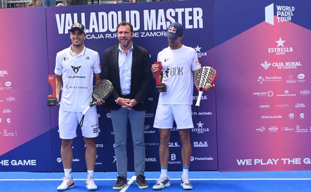 Los campeones Galán y Lebrón escoltan al alcalde. 