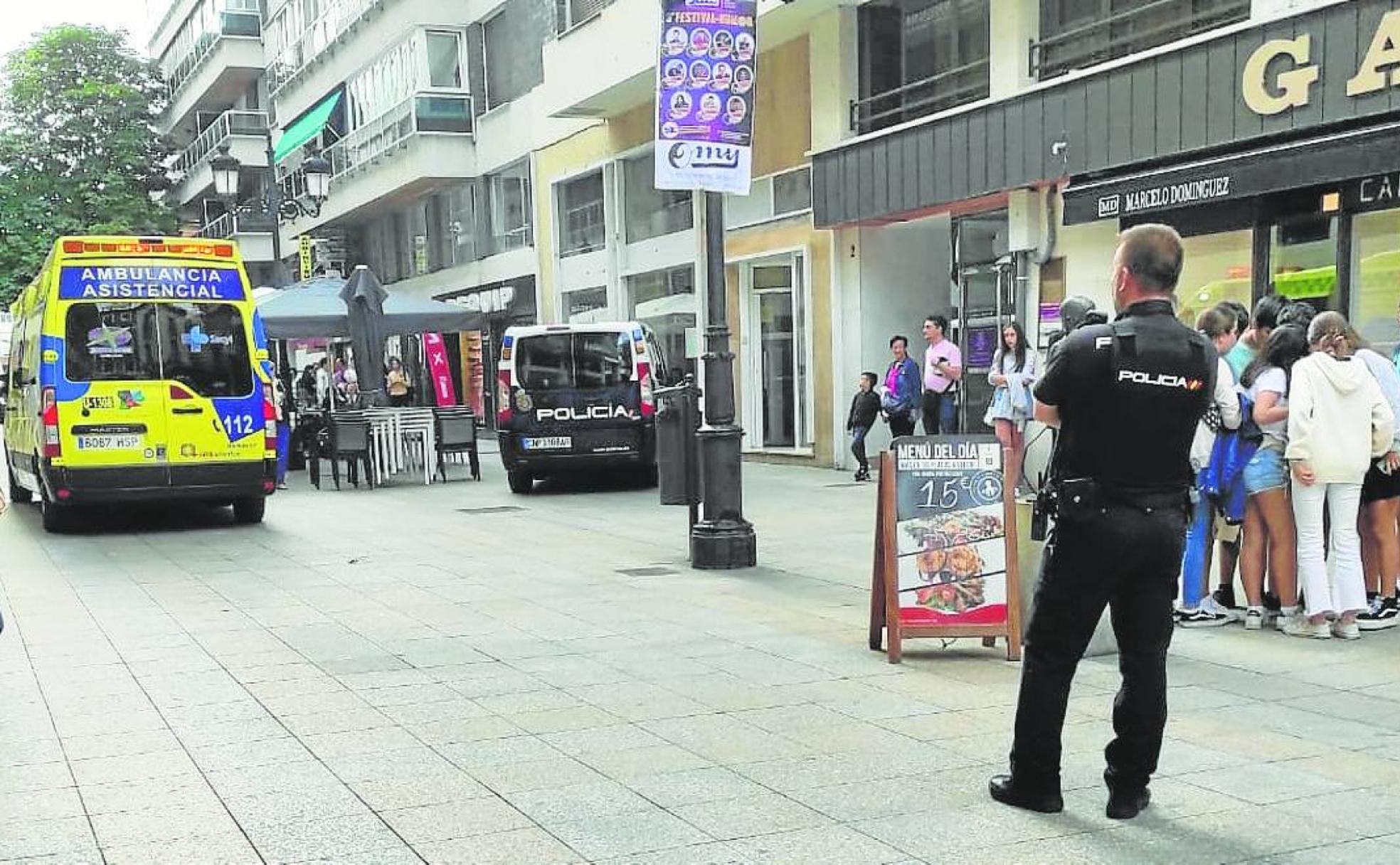 Ambulancia y coches de Policía Nacional en el lugar del suceso.