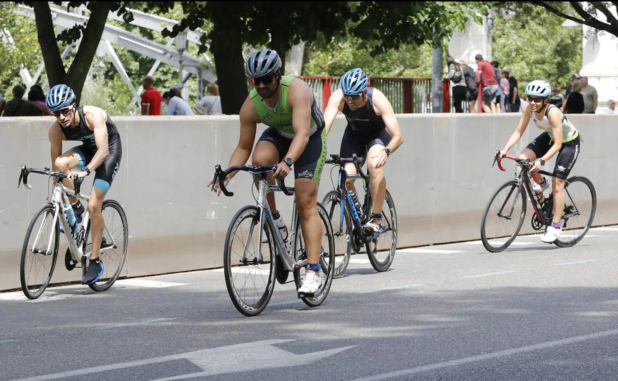 Varios trialtetas durante la prueba en bicicleta en el Triatlón 'Ciudad de Palencia'. 