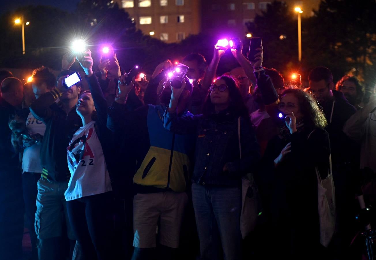 Fotos: Protesta en las Cortes ante la negativa de Vox a iluminar el edificio con los tonos de la bandera del Orgullo LGBTI