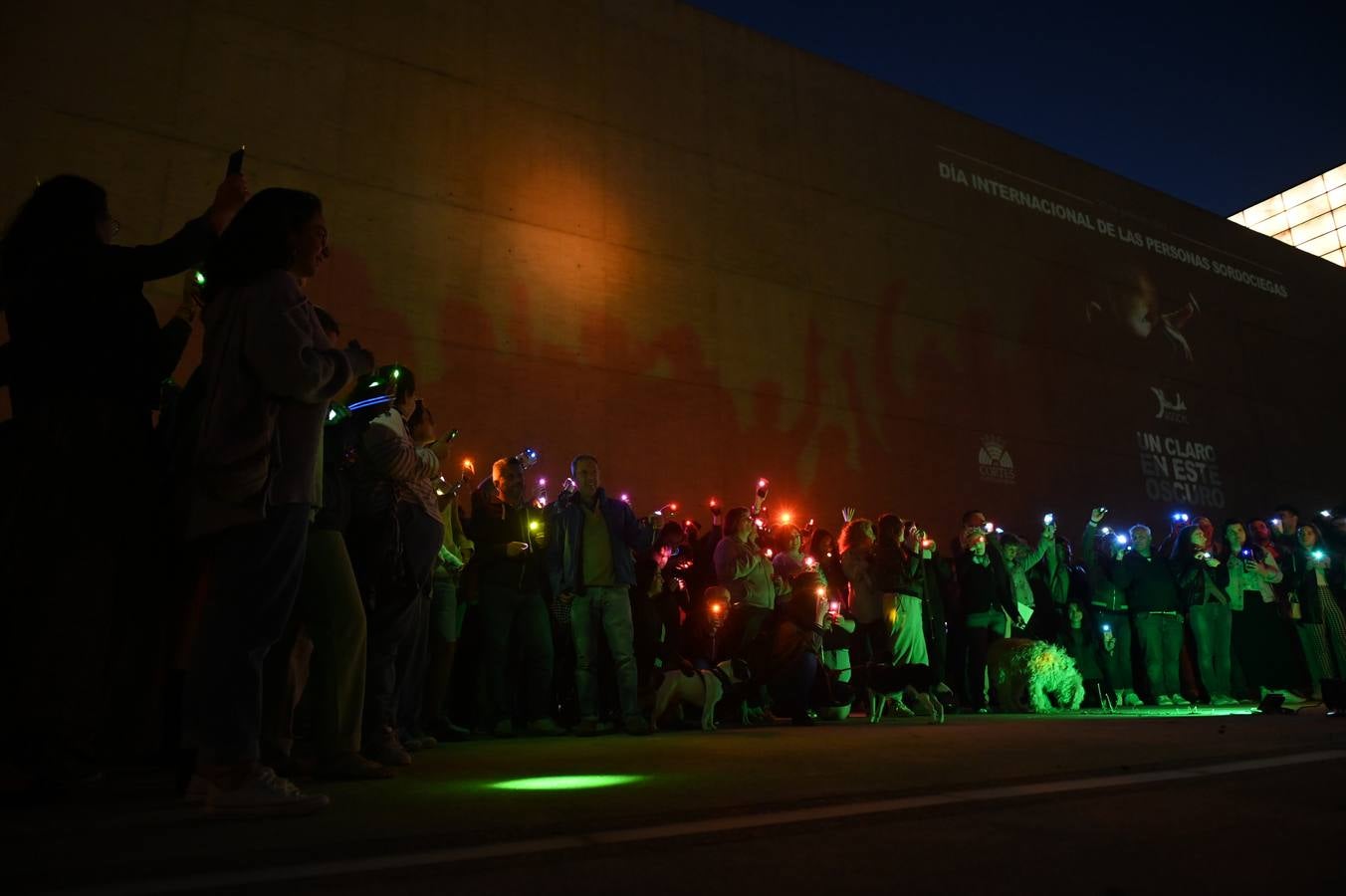 Fotos: Protesta en las Cortes ante la negativa de Vox a iluminar el edificio con los tonos de la bandera del Orgullo LGBTI