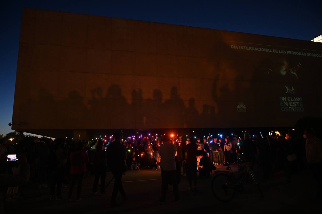 Fotos: Protesta en las Cortes ante la negativa de Vox a iluminar el edificio con los tonos de la bandera del Orgullo LGBTI