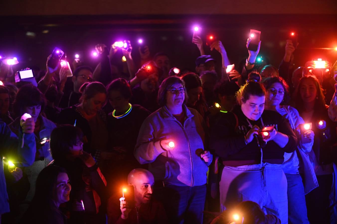 Fotos: Protesta en las Cortes ante la negativa de Vox a iluminar el edificio con los tonos de la bandera del Orgullo LGBTI