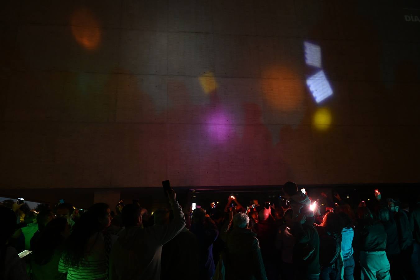 Fotos: Protesta en las Cortes ante la negativa de Vox a iluminar el edificio con los tonos de la bandera del Orgullo LGBTI