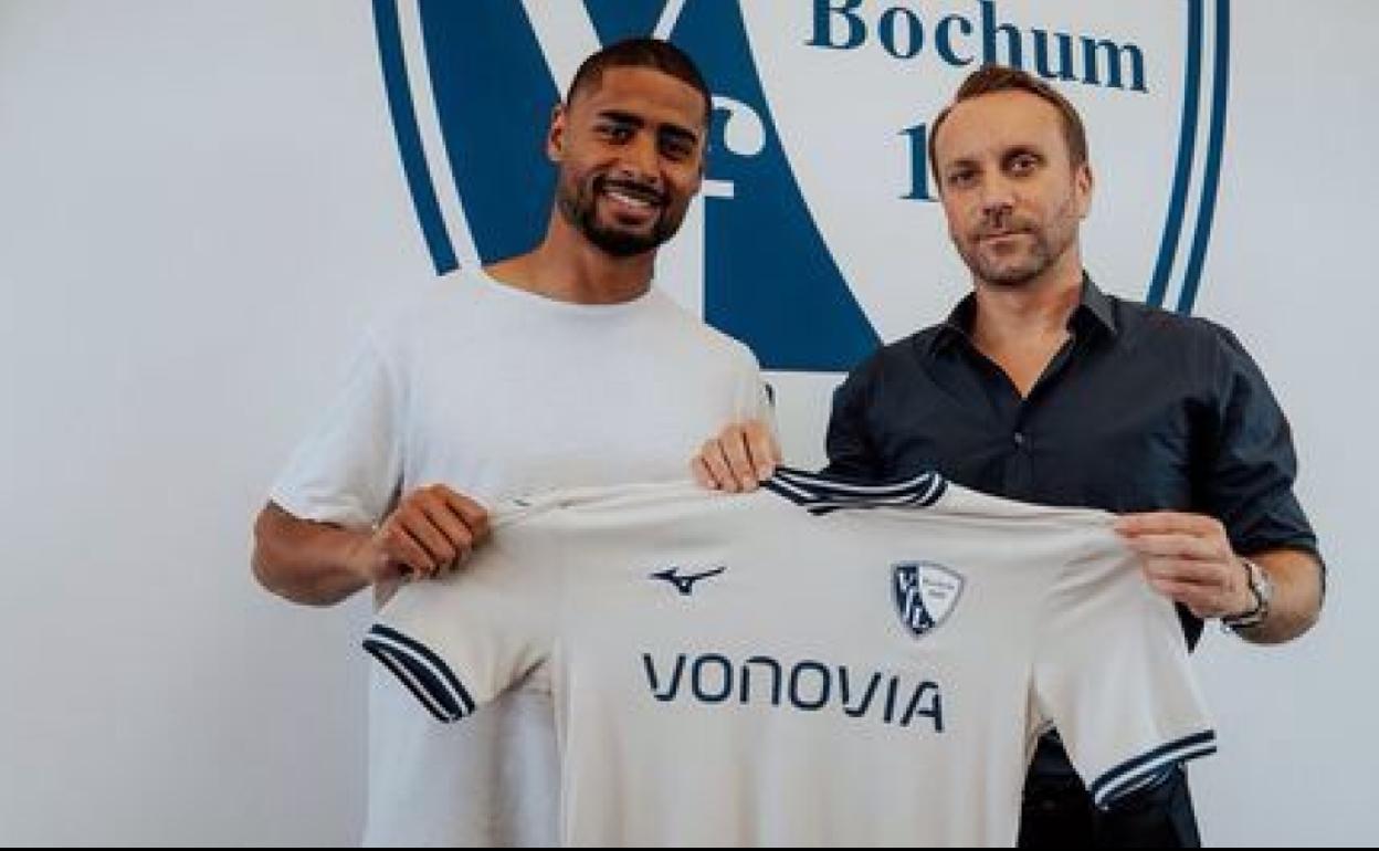 Janko posa con su nueva camiseta y el responsable deportivo del Bochum, Sebastian Schindzielorz.