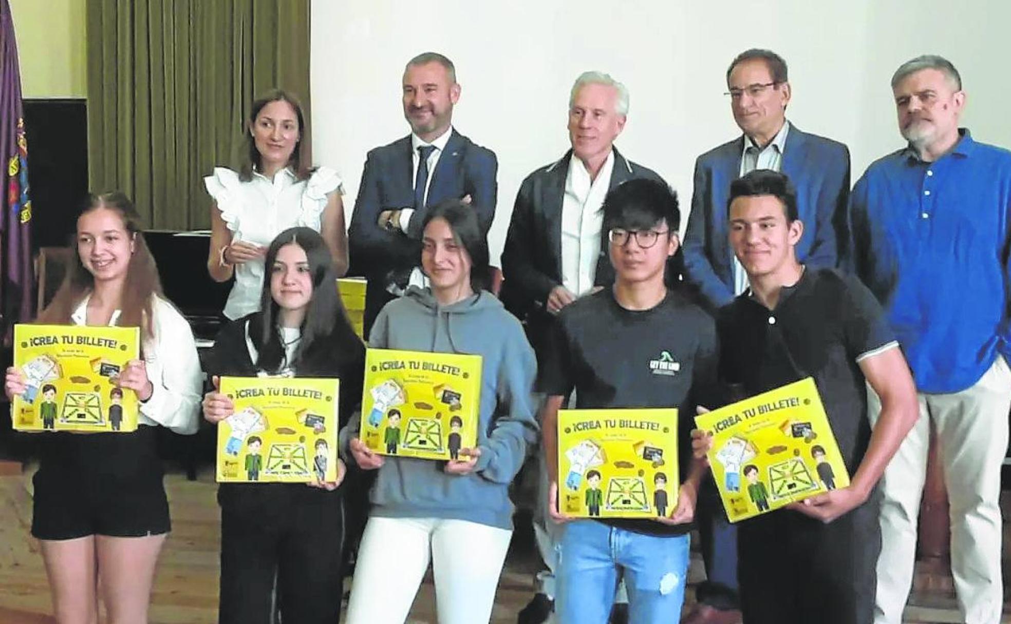 Los alumnos recogen el galardón por su proyecto teatral.