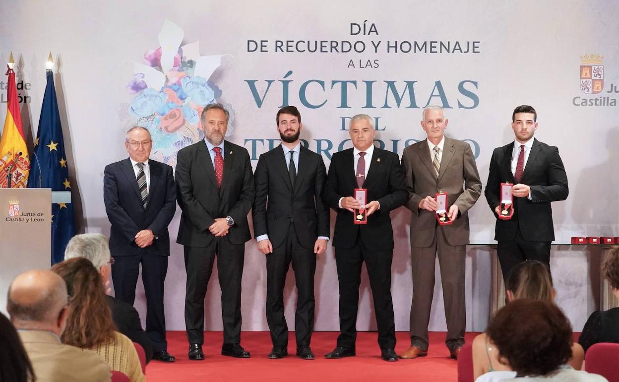 Representantes de la Junta y las Cortes, con algunos de los receptores de las medallas.