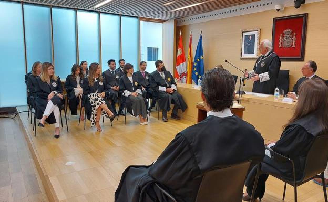 El presidente del TSJ se dirige a los nuevos jueces durante el acto de toma de posesión. 