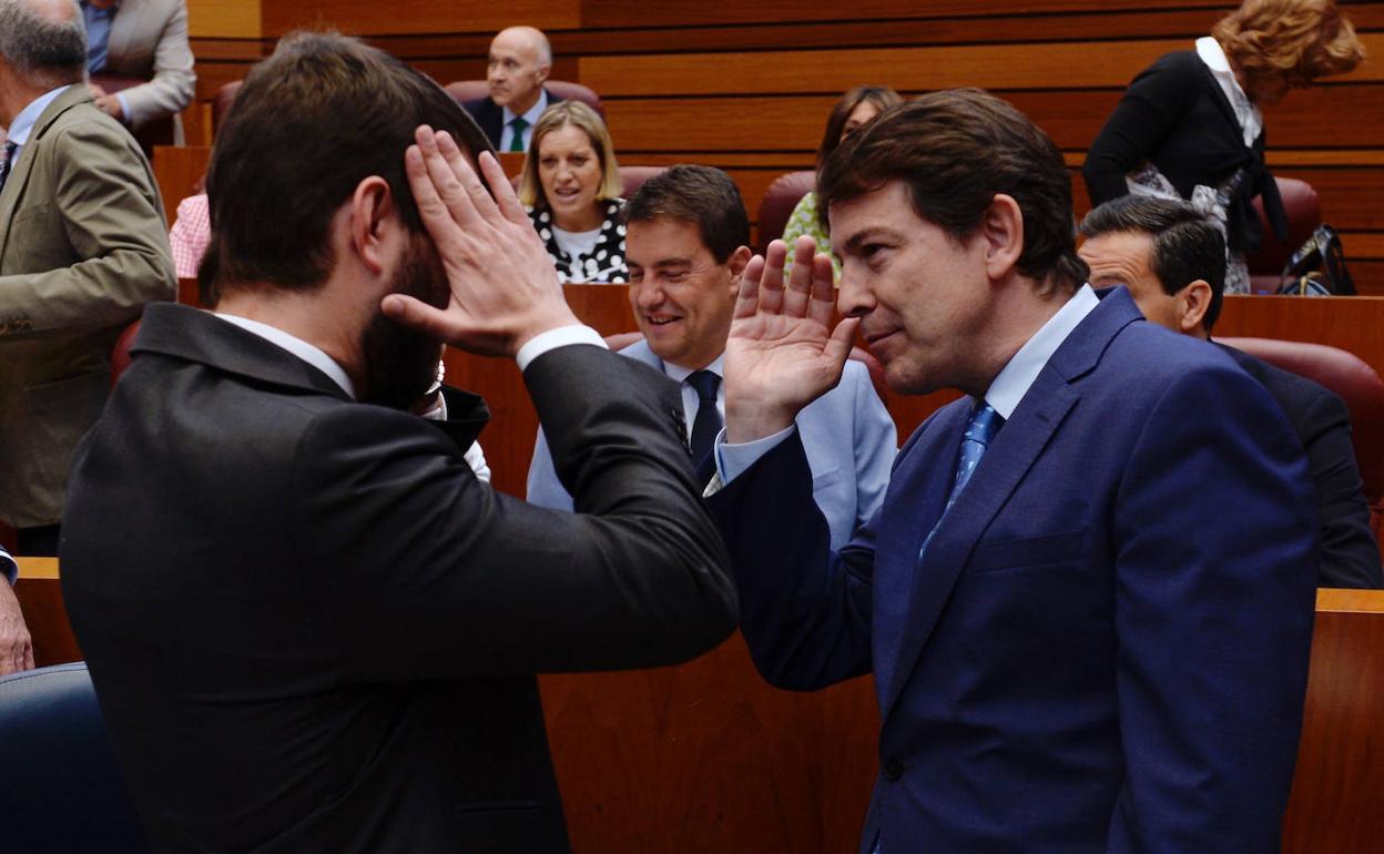 Juan García-Gallardo y Alfonso Fernández Mañueco conversan en las Cortes.