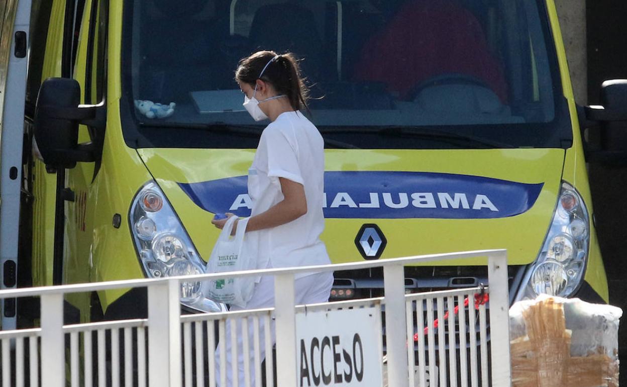 Una profesional sanitaria pasa ante una ambulancia en el Hospital General de Segovia. 