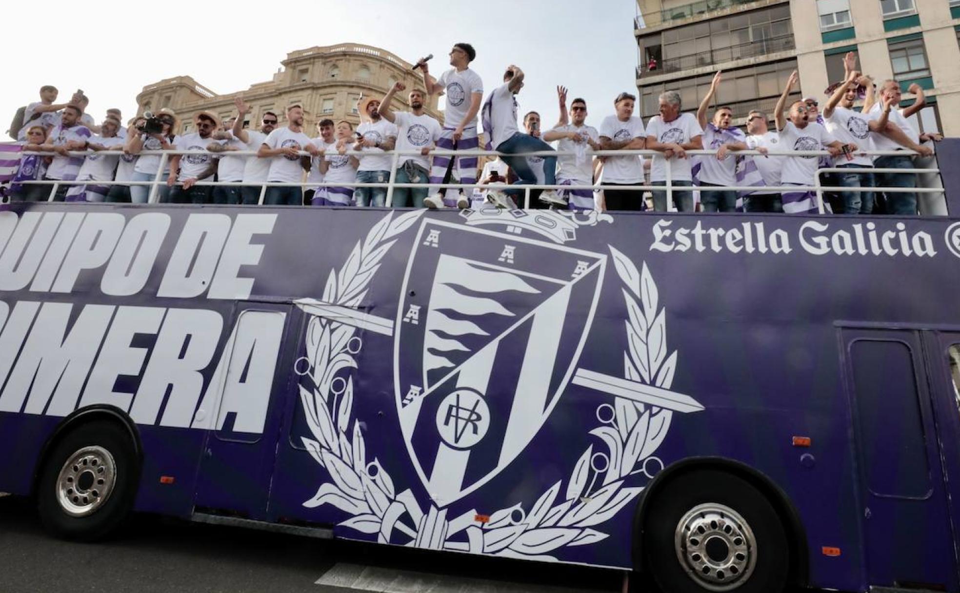 Los jugadores desfilan en un autobús rotulado con el escudo antiguo durante las celebraciones del ascenso a Primera. 