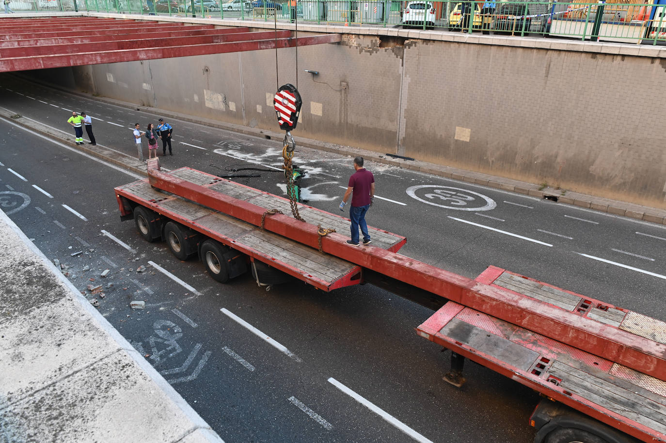 Fotos: Cerrado al tráfico el túnel de la Circular por riesgo de caída de las vigas hasta evaluar los daños