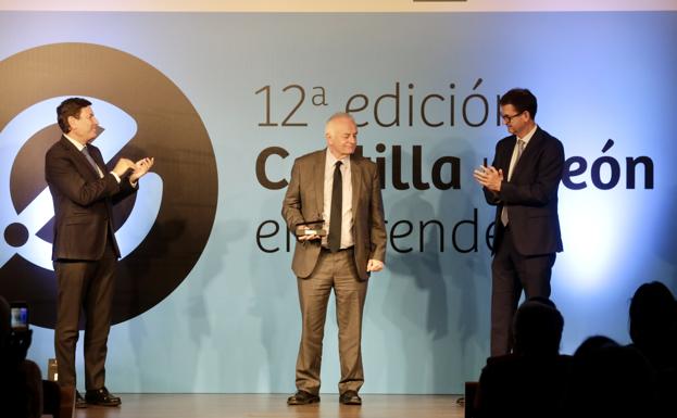 Imagen principal - El Premio Toda una vida honra a Gerardo Gutiérrez, que lo recibe de manos de Goyo Ezama, director general de El Norte, y de Carlos Fernández Carriedo; Marta Alonso, directora territorial noroeste de BBVA, entrega el Premio Relevancia Empresarial a roberto García; Rocío Arroyo recibe el galardón que reconoce su espíritu emprendedor de manso de Francisco Hevia, director corporativo de Gullón. 