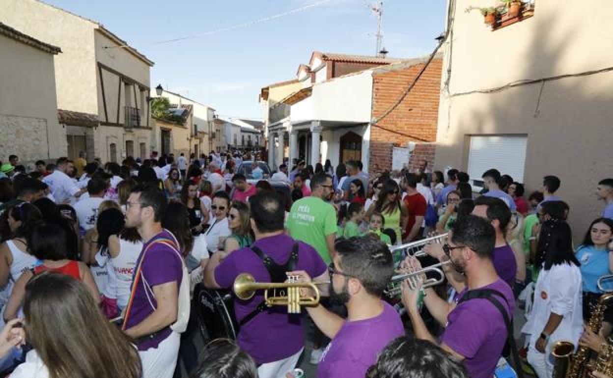 Charanga y vecinos por las calles de la localidad, tras el pregón. 